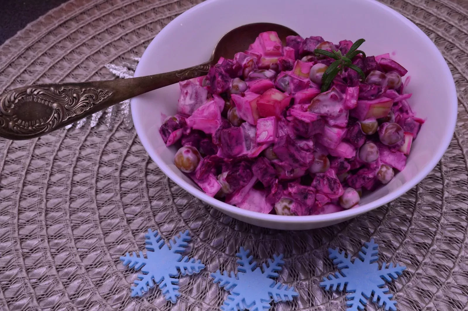 Virtų burokėlių mišrainė su žirneliais ir marinuotais agurkais