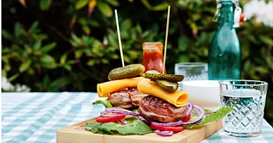 Keto burger - mėsainis su malta jautiena ir šonine