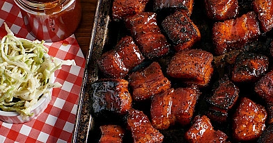 Кусочки бекона жареные на гриле камадо (Pork belly burnt ends)