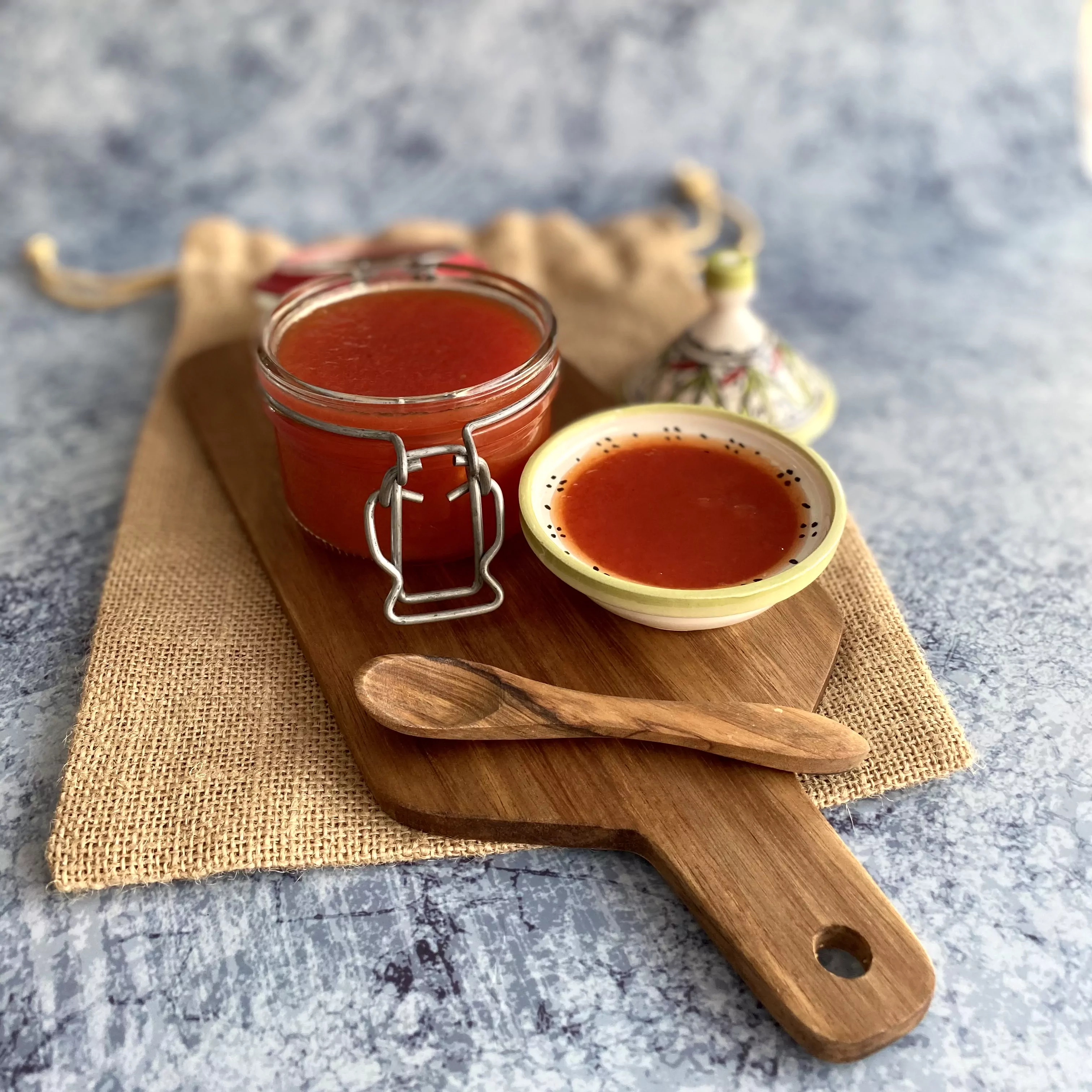 Сырная тарелка с арбузным вареньем и другими добавками