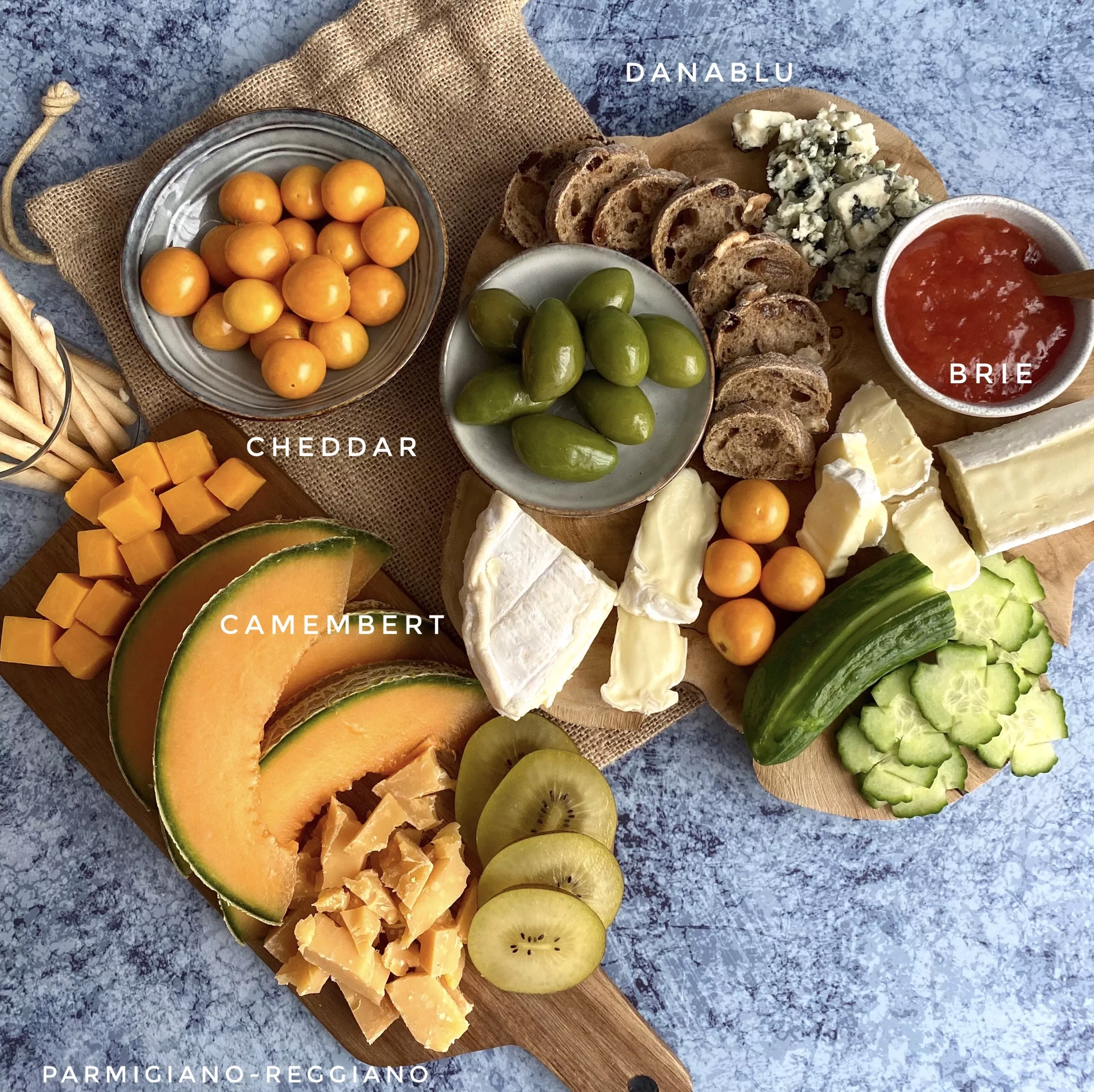 Сырная тарелка с арбузным вареньем и другими добавками