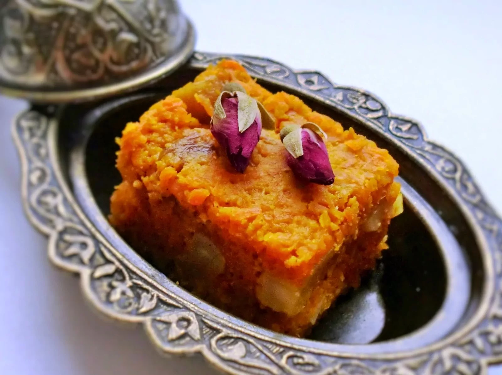 Morkų chalva su kondensuotu pienu, riešutais ir razinomis