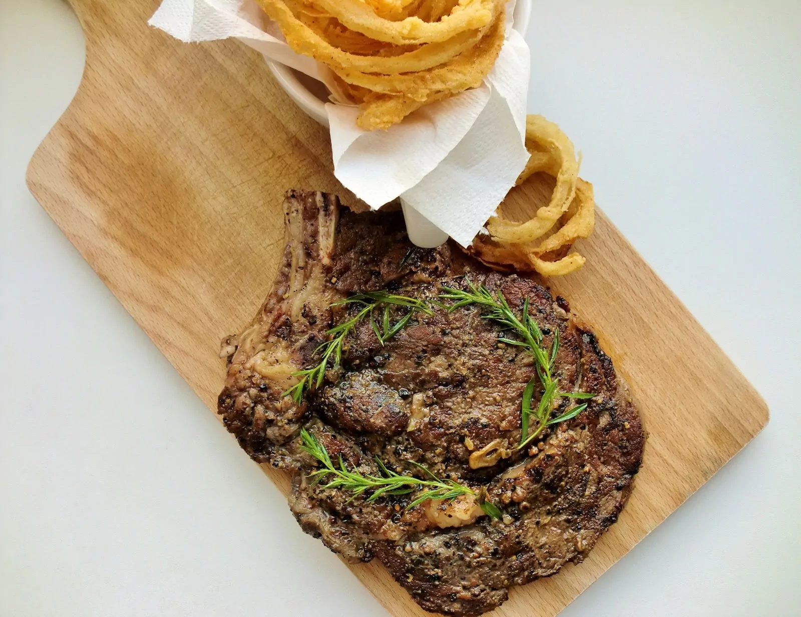 Mėsos sulčių ir raudono vyno padažas prie jautienos steiko ar kepsnio