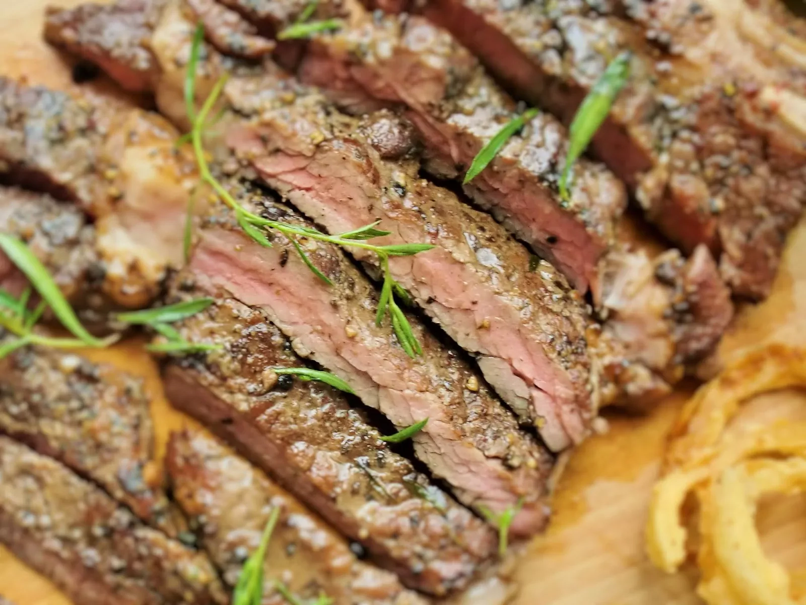 Mėsos sulčių ir raudono vyno padažas prie jautienos steiko ar kepsnio