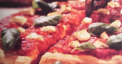 Bulvinės tešlos pica su feta ir pomidorais