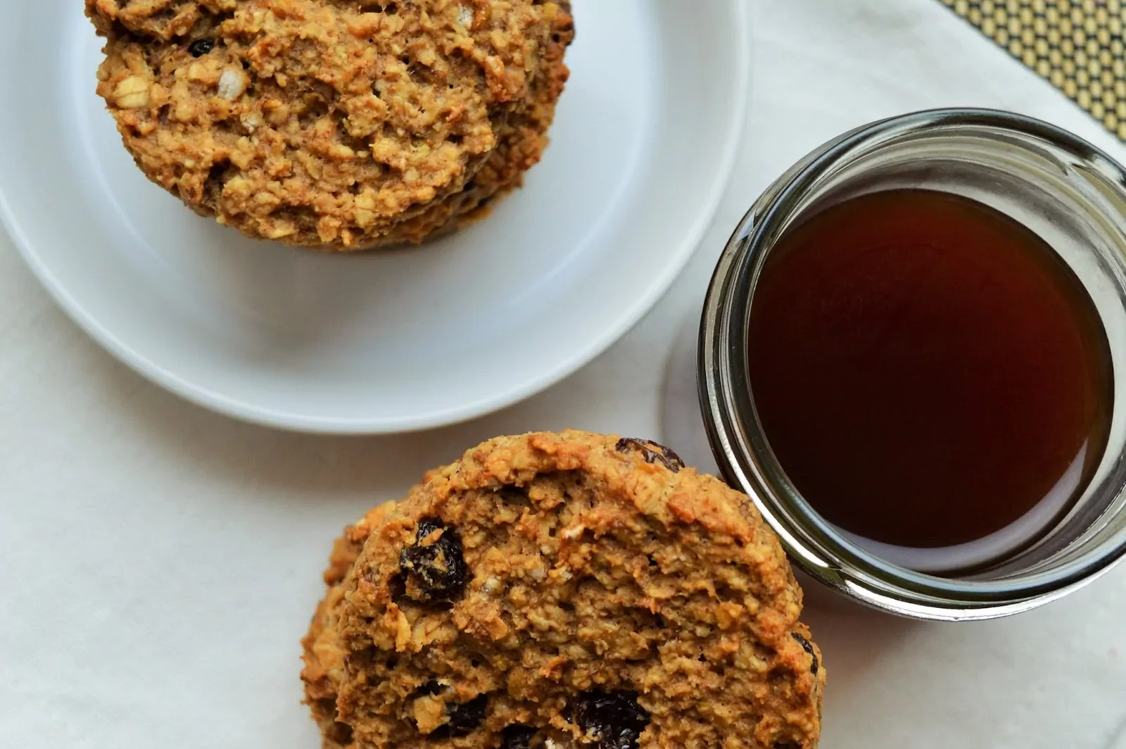 Avižiniai sausainiai su bananais, žemės riešutų sviestu ir razinomis