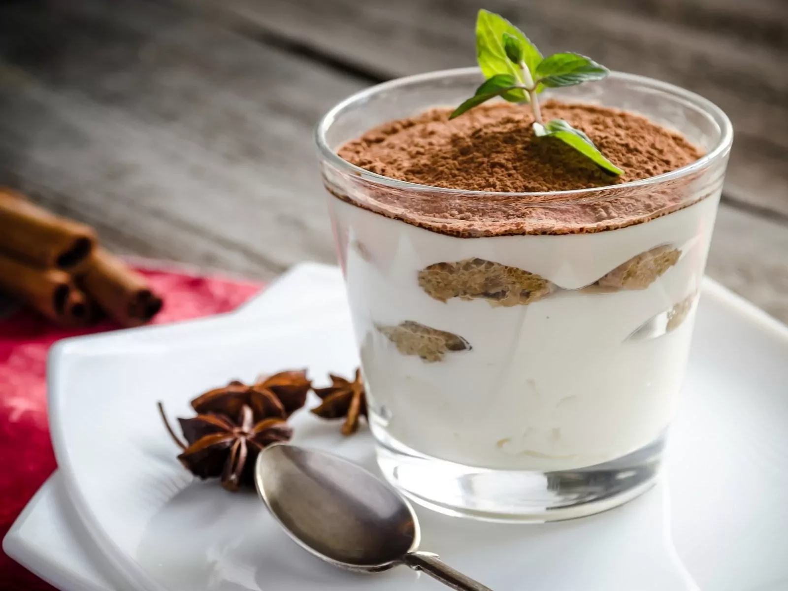 Keto tiramisu - desertas su maskarponės sūriu be cukraus ir be miltų