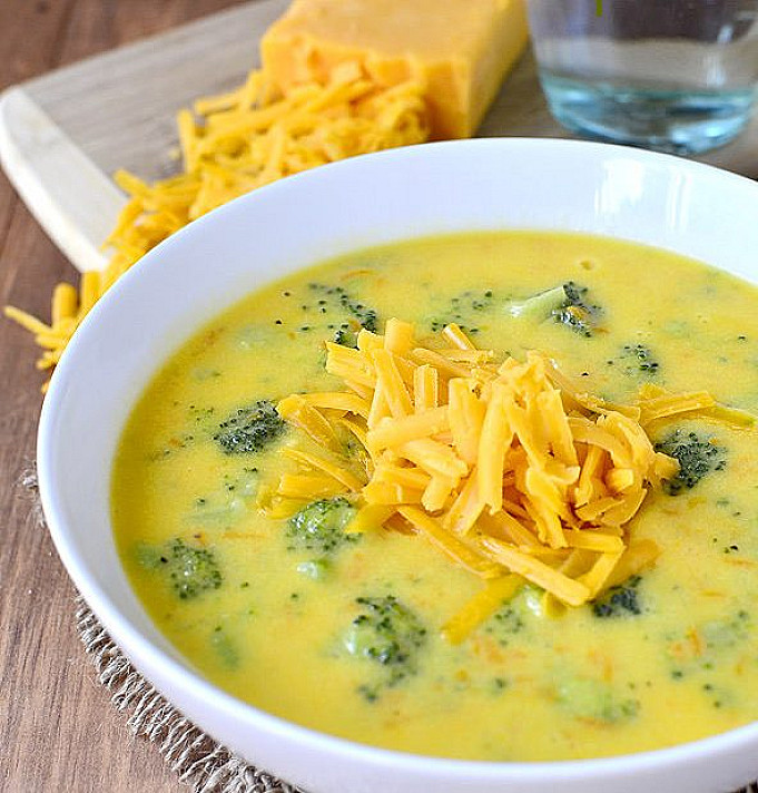 Keto soup - kreminė brokolių ir sūrio sriuba