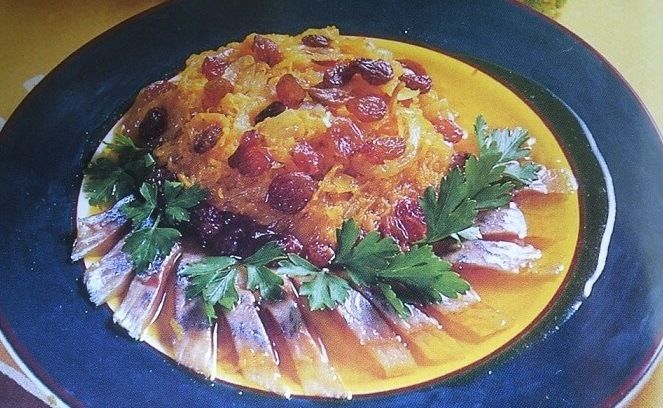 Silkė su razinomis ir svogūnais