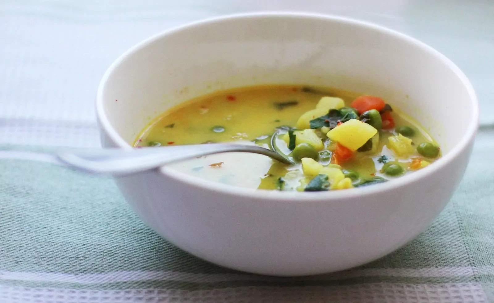 Daržovių sriuba su kariu ir kokoso pienu