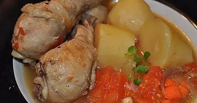 Aluje troškinta vištiena | Receptas