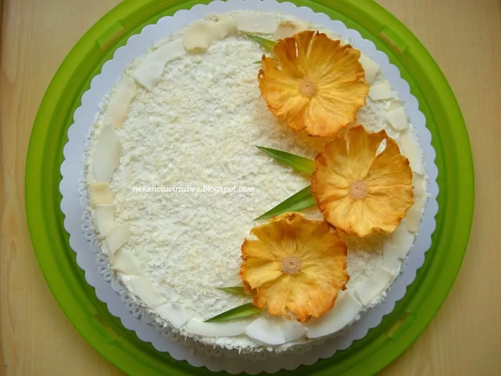Piña colada tortas su ananasų, varškės, kokosų pieno ir grietinėlės pertepimu