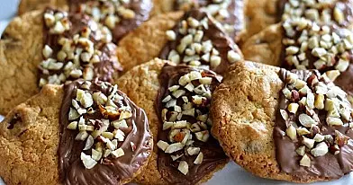 Sausainiai su riešutais ir šokoladu