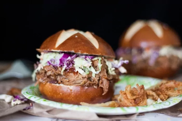 Lėtai kepta kiaulienos mentė su kaulu orkaitėje (pulled pork)