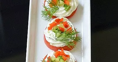 Pomidorai su varške ir česnaku