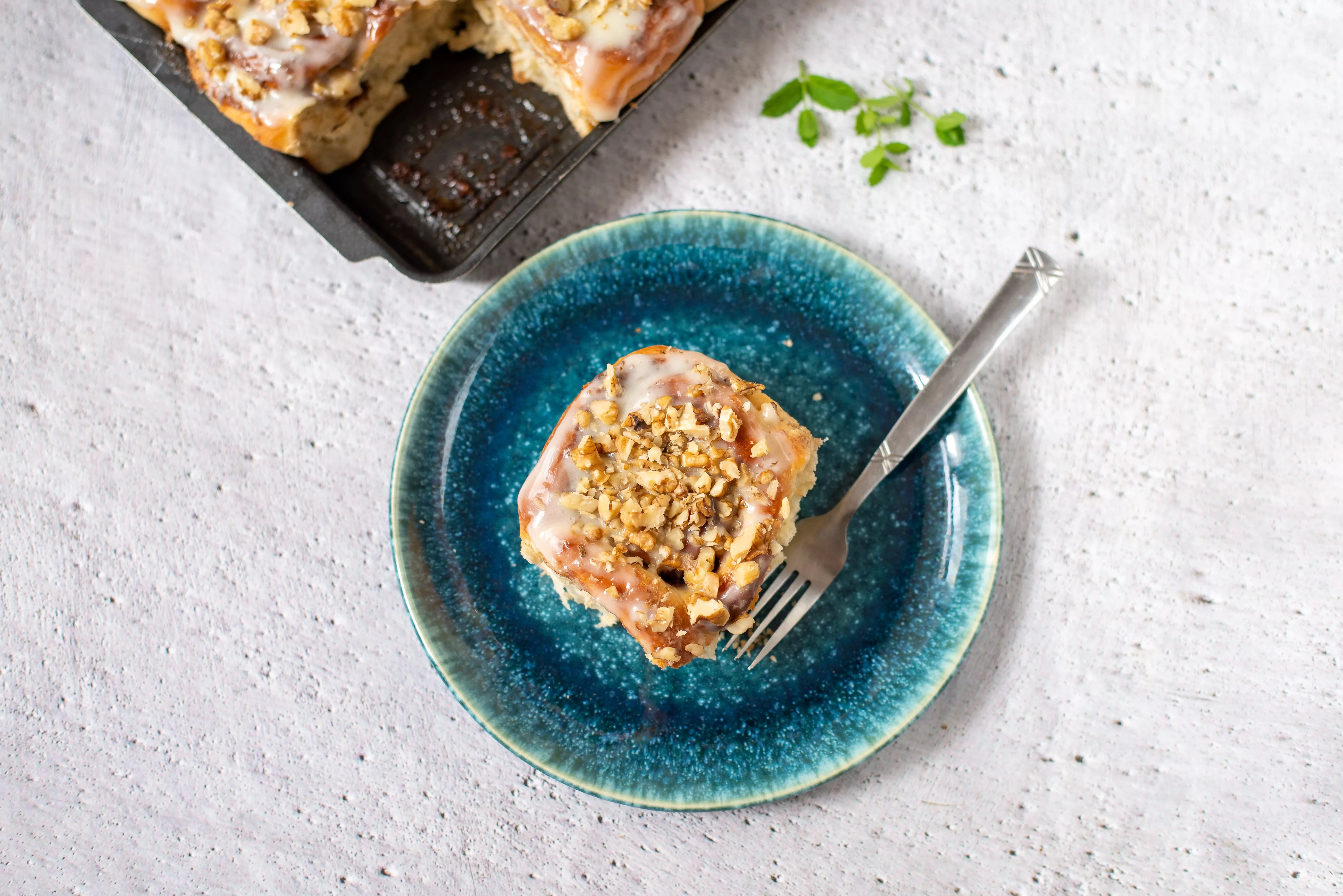 Mielinės drėgnos cinamoninės bandelės su kreminio sūrio glaistu