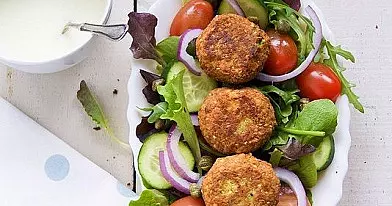 Falafelių salotos su jogurto užpilu