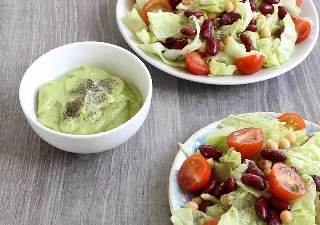 Salotos su avokadų padažu