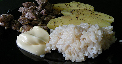 Jak ugotować ryż z wieprzowiną w parowarze?