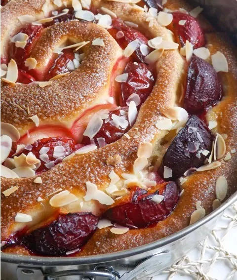 Mielinis pyragas su varške ir slyvomis