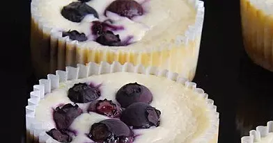 Citrininiai sūrio pyragaičiai su uogomis