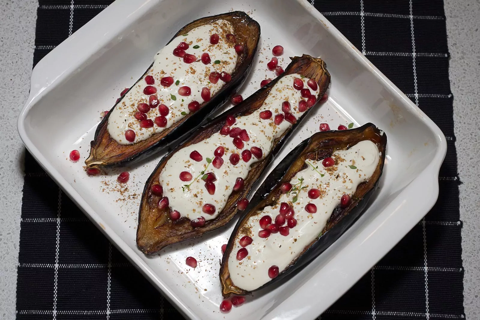 Smażone bakłażany z sosem czosnkowym