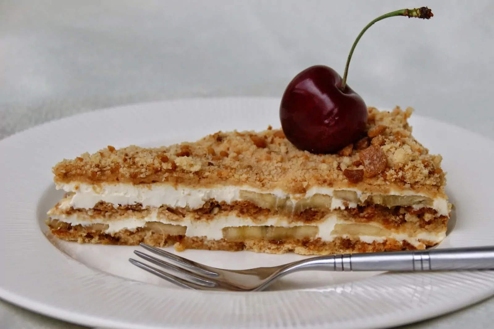 Nekeptas meduolių pyragas su bananais ir grietine