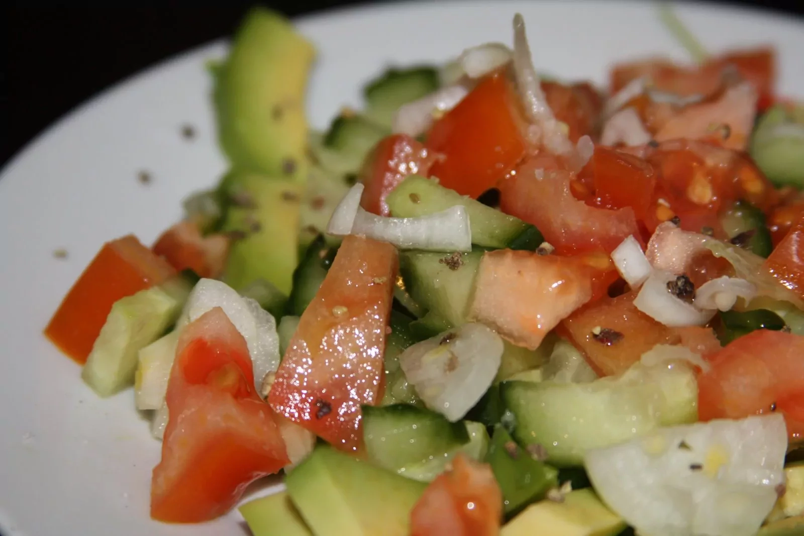 Lengvos ir sočios avokado salotos su pomidorais, agurkais ir svogūnais