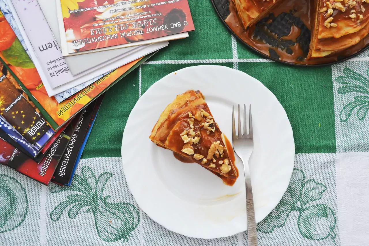 Блинный торт со сгущенкой, бананами и орехами