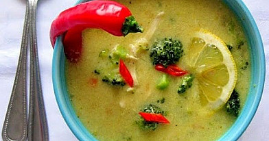 Indiška sriuba su vištiena ir brokoliniais kopūstais
