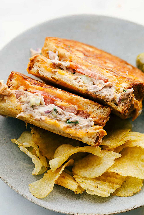 Tuna melt - zapiekana kanapka z tuńczykiem i serem