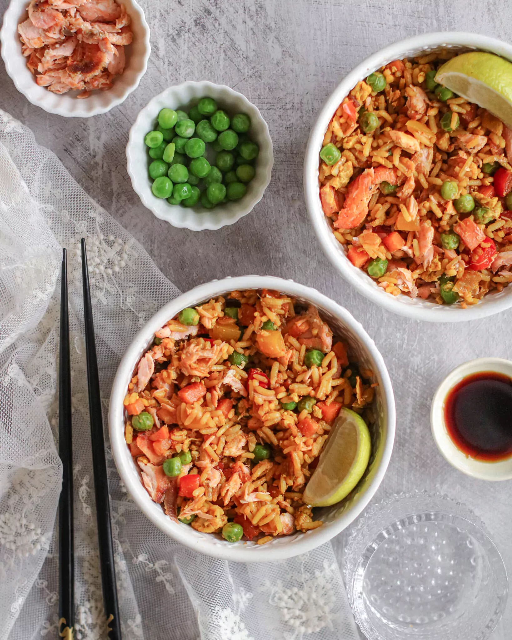 Kepti ryžiai su daržovėmis ir lašiša