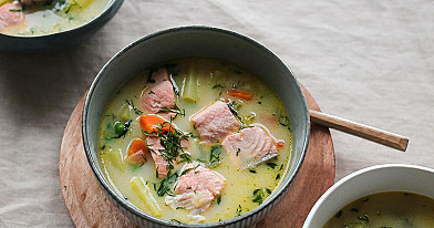 Zupa fińska z łososiem, warzywami i śmietaną