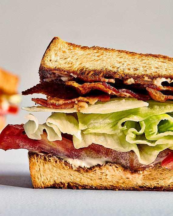 Amerykańska kanapka BLT sandwich - z opieczonym chlebem i bekonem