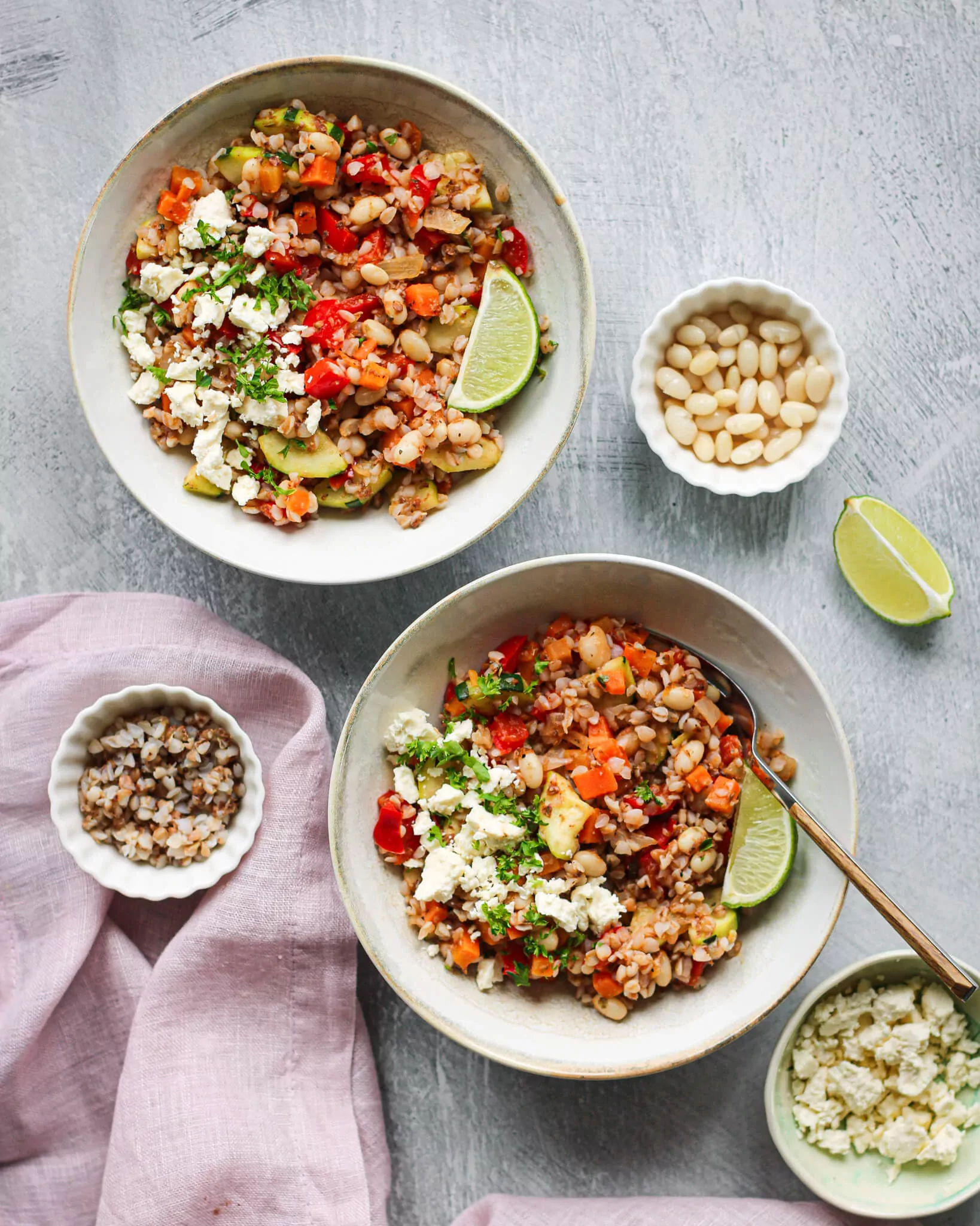 Grikiai su daržovėmis, pupelėmis ir sūriu