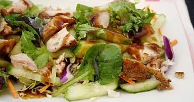 Azijietiškos vištienos salotos | Receptas