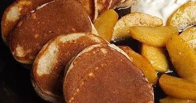 Cinamoniniai blynai su karamelizuotais obuoliais ir jogurtu