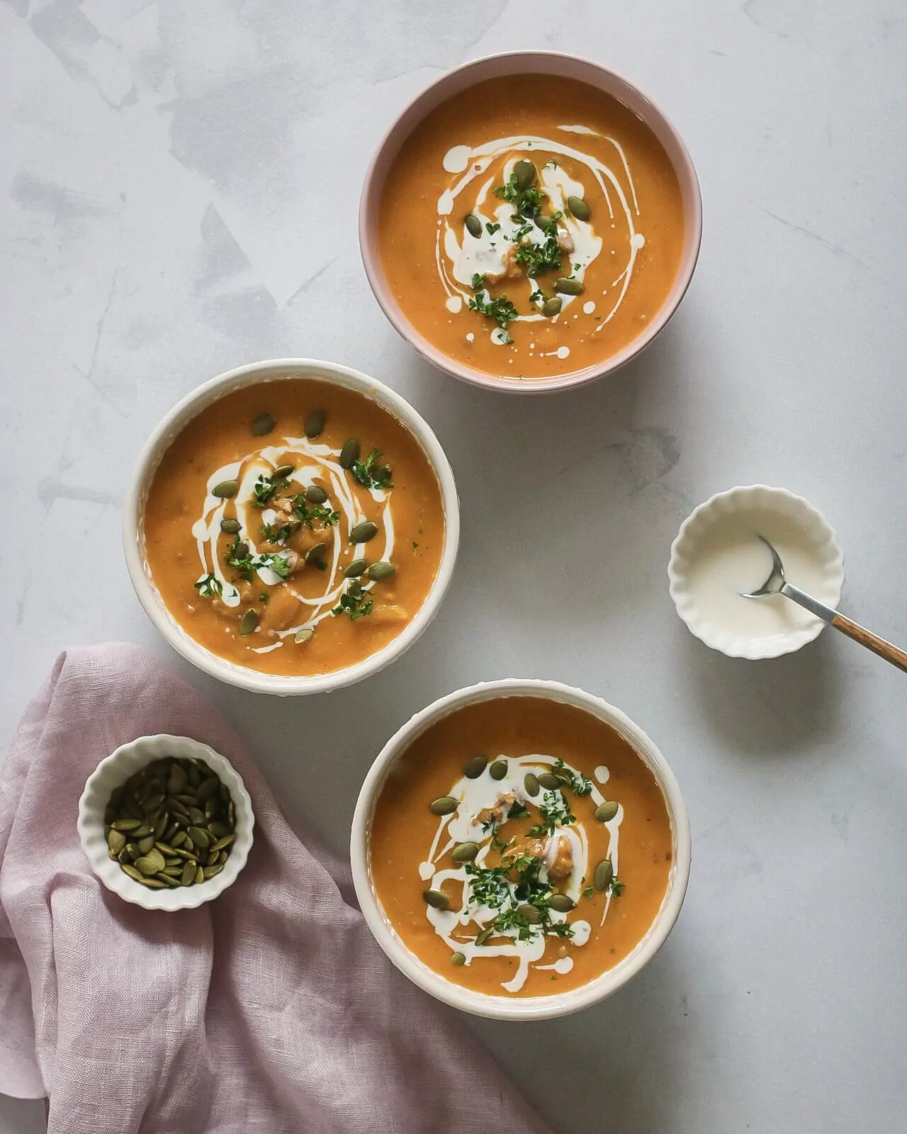 Moliūgų sriuba su vištiena arba kalakutiena, pupelėmis ir grietinėle
