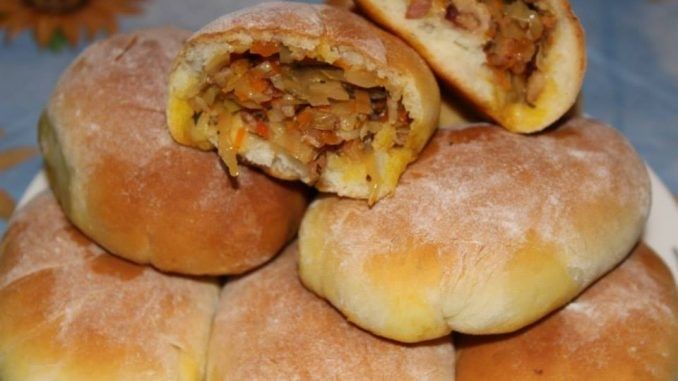 Naminės bandelės su kopūstų ir šoninės įdaru