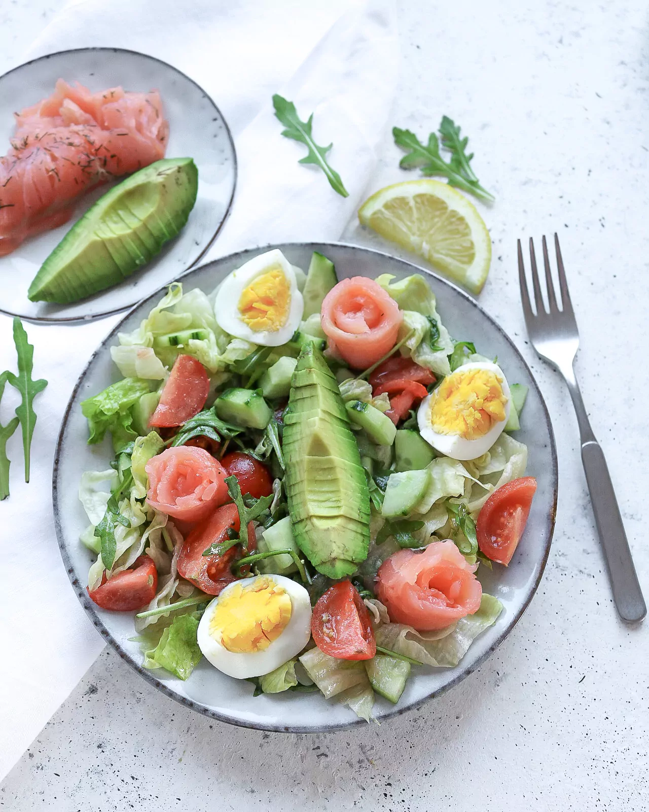 Salotos su sūdyta lašiša, kiaušiniais, avokadais ir vyšniniais pomidorais