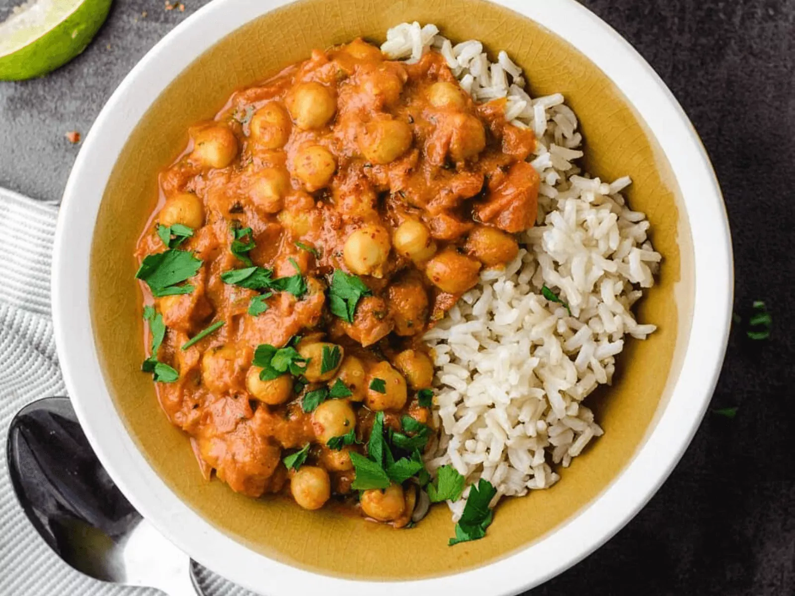 Vegetariškas avinžirnių karis (curry) su pomidorais ir kokosų pienu