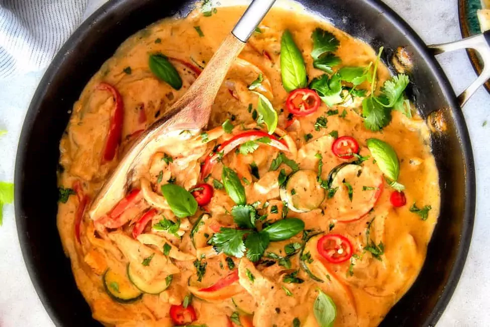 Raudonas tailandietiškas karis (Thai red curry) su vištiena ir kokosų pienu