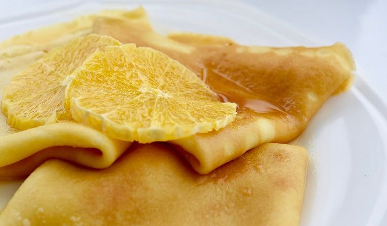 Karamelizuoti lietiniai blynai su apelsinų likerio padažu