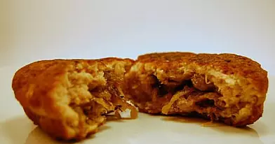 Vištienos maltinukai su karamelizuotais svogūnais