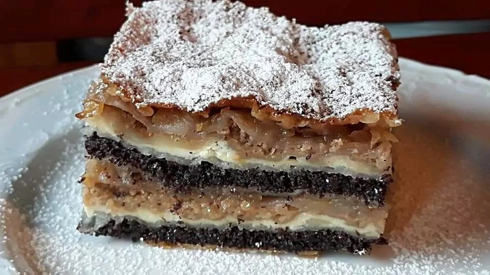 Šimtalapis iš filo tešlos pagal Beatą su varške, riešutais ir obuoliais