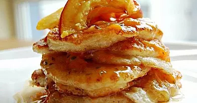 Blynai su obuoliais, nektarinais ir agrastų uogiene