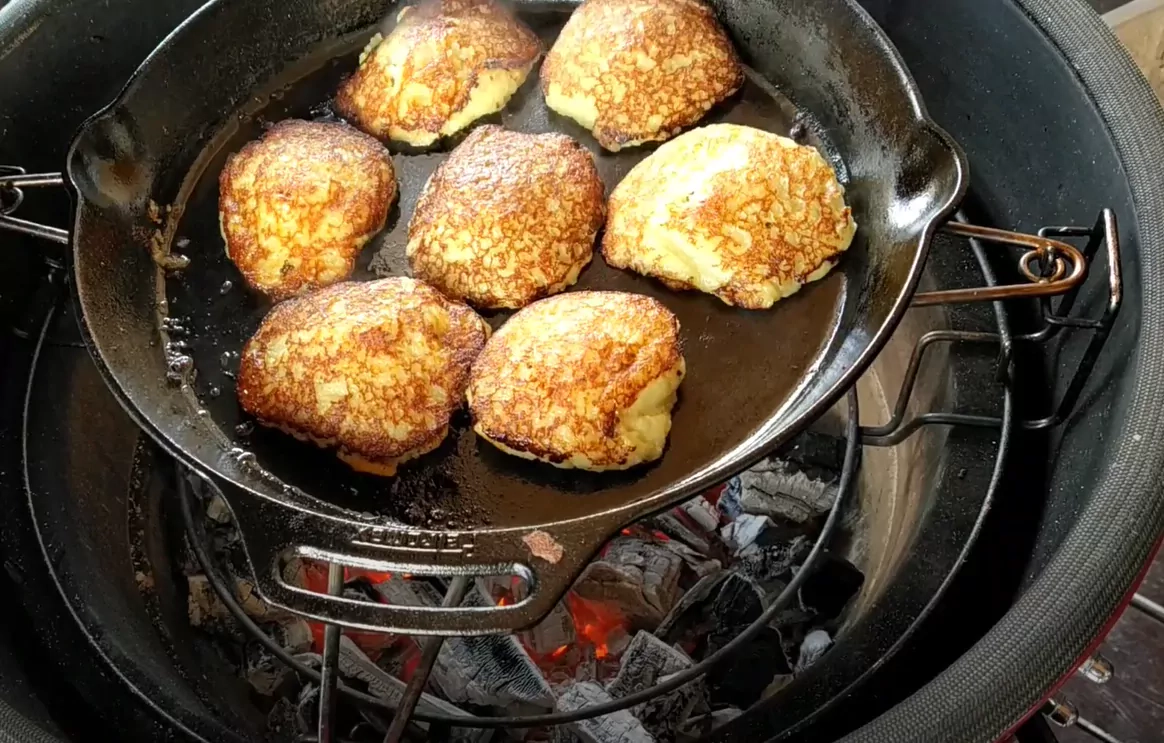 Bulviniai arba Kėdainių blynai ruošti kamado tipo grilyje