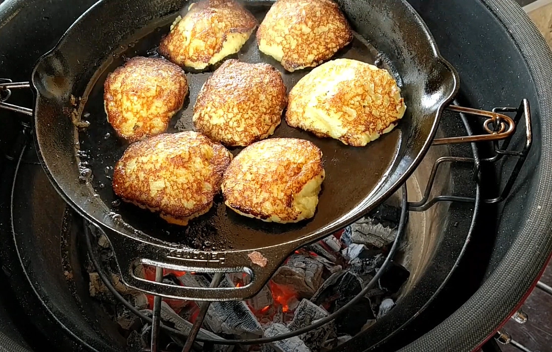 Bulviniai arba Kėdainių blynai ruošti kamado tipo grilyje