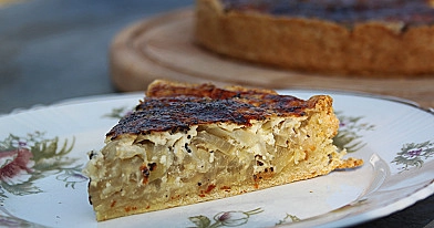 Nuostabus, paprastas svogūnų pyragas su sūriu ir muskatu pagal Beatą