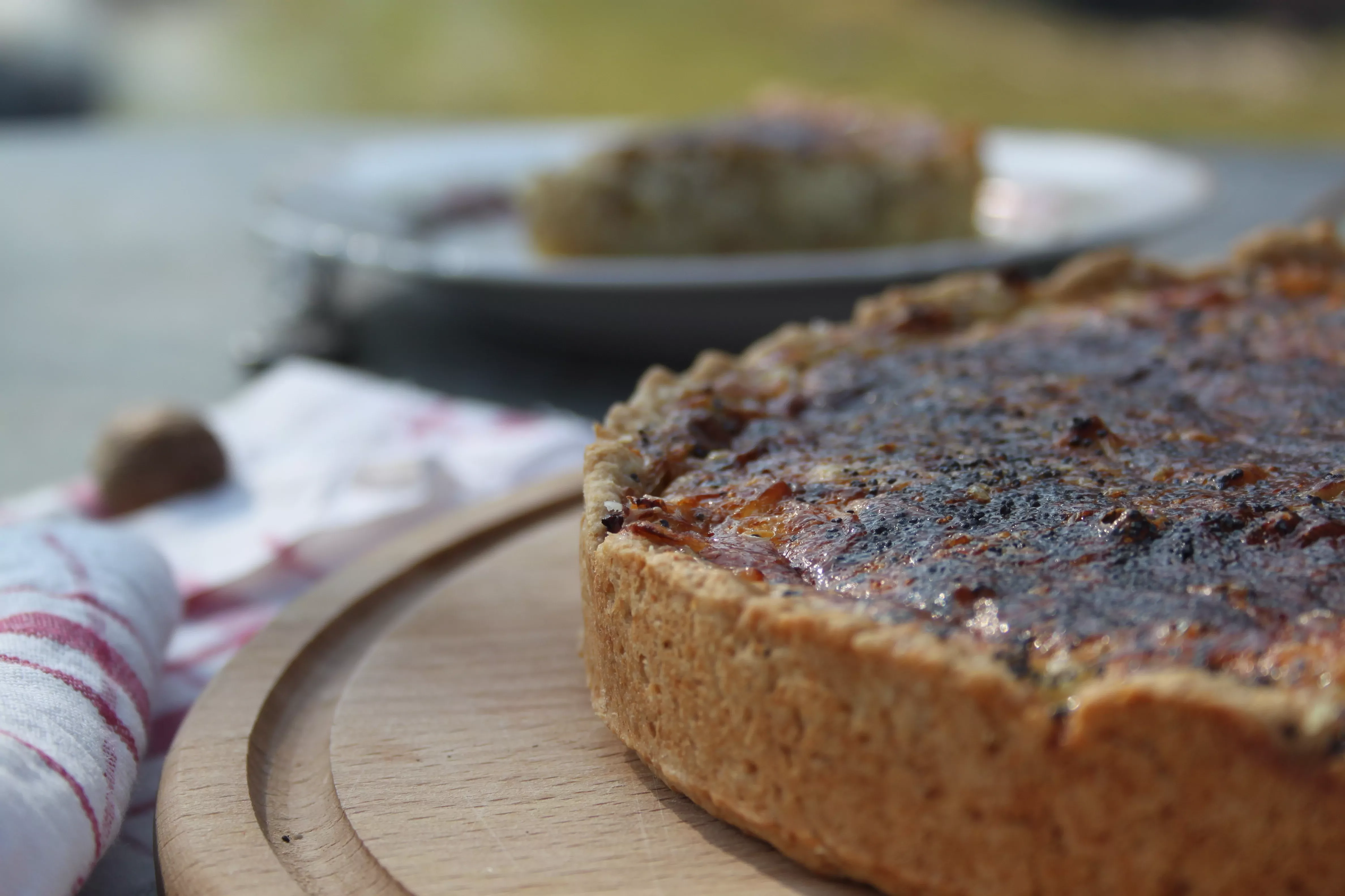 Nuostabus, paprastas svogūnų pyragas su sūriu ir muskatu pagal Beatą